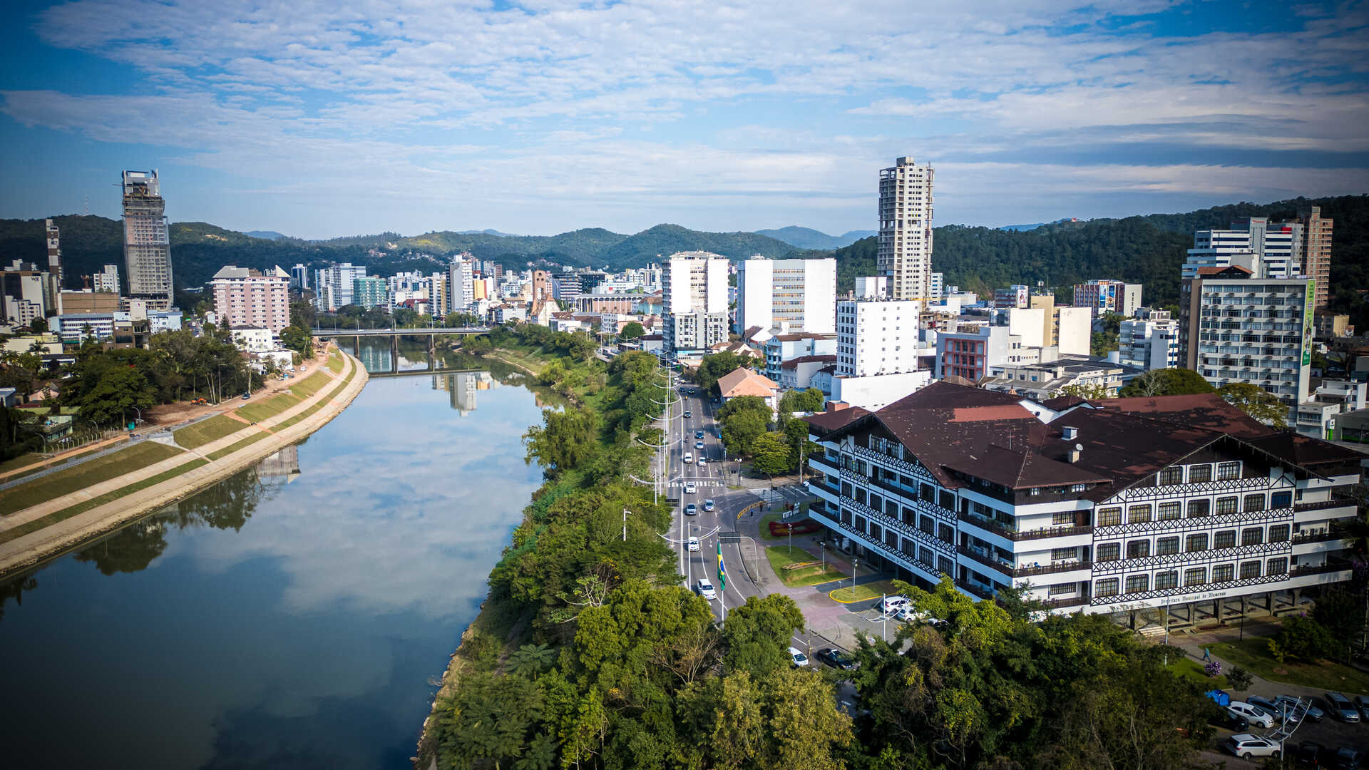 Vista panorâmica da cidade de Blumenau com edifícios e morros verdes